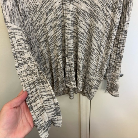 Lush Nordstrom Heathered White Black V-Neck Sweater Women’s Size Medium - Picture 4 of 5